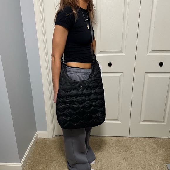 Lululemon Guilty Pleasures Shoulder Bag 14L in Black NWT - Picture 16 of 16
